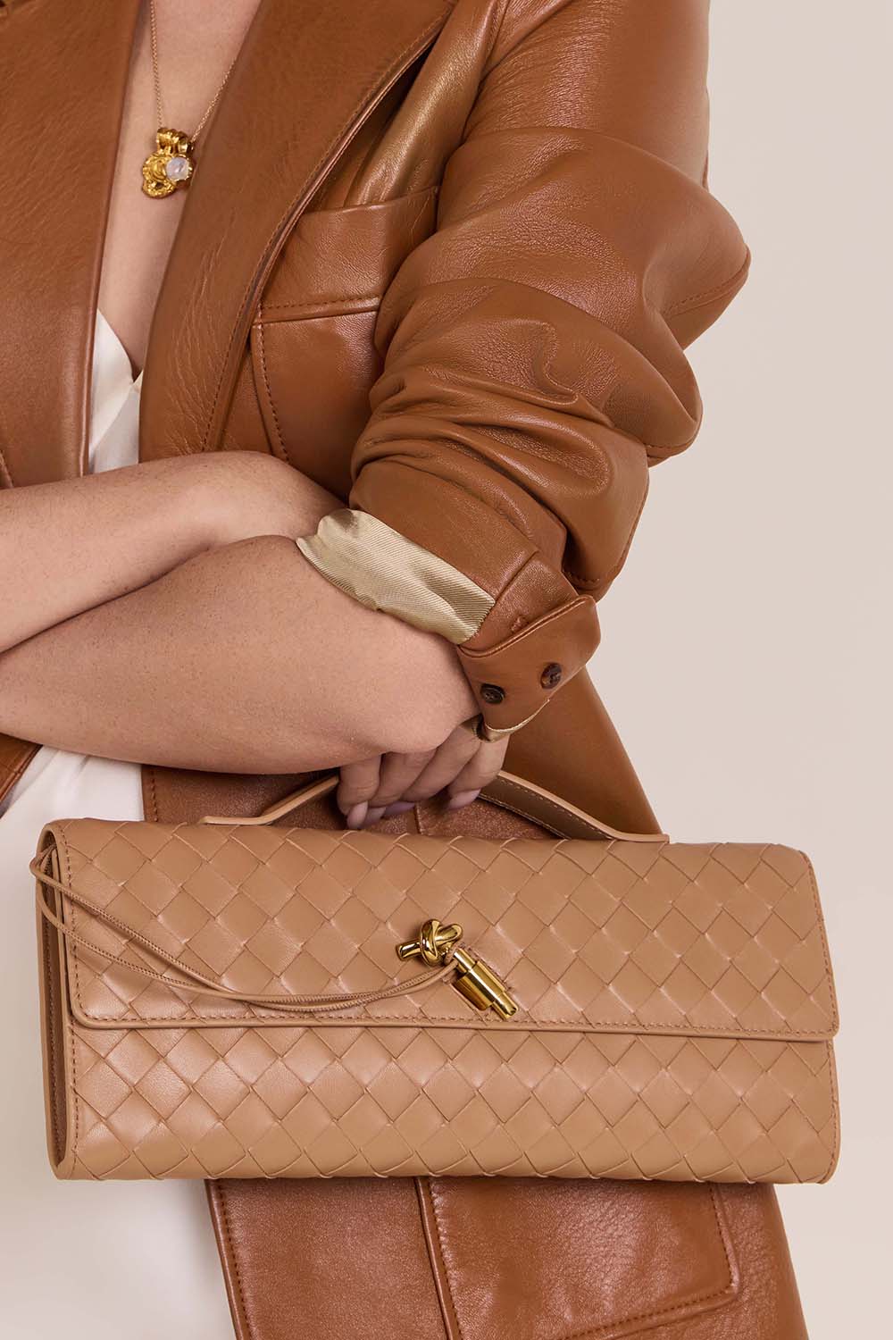 תמונת כל הלוק של תיק אנדיאמו קלאץ'